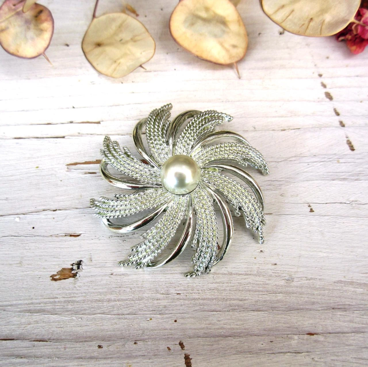 A beautiful silver flower-shaped brooch, signed Sarah Cov, retro.. – photo 3
